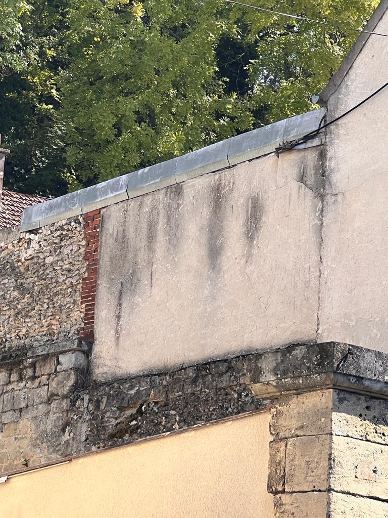 Façade avant travaux - rue Louis Bloquet, Méru 60 - enduit dégradé et coulures