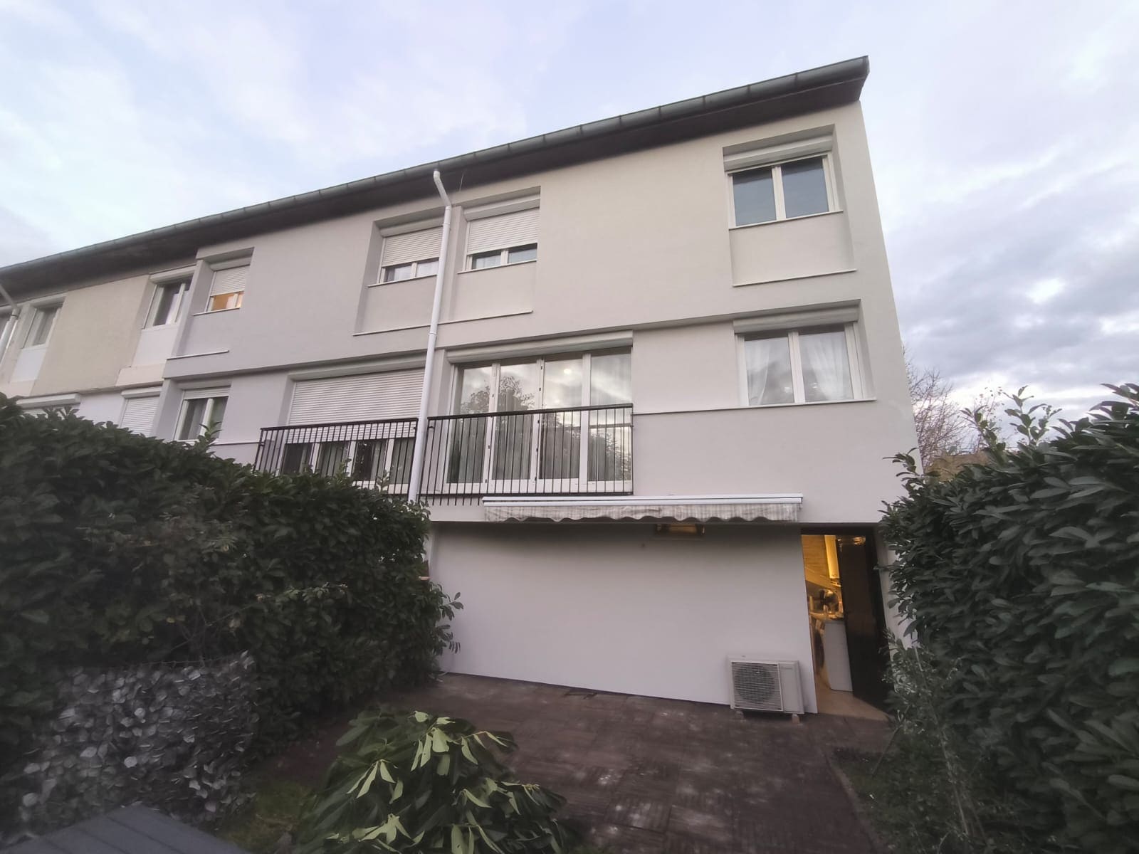 Façade arrière droite après ITE à Pontault-Combault (77) — enduit blanc cassé, balcon traité, retours de baies soignés — Mira Façade