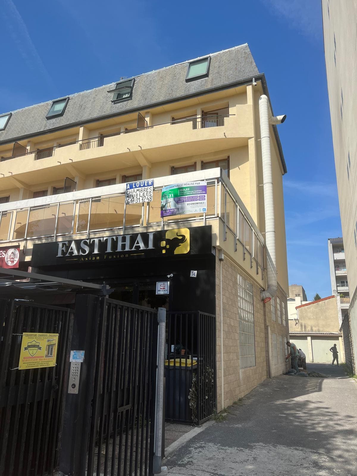 ITE immeuble collectif terminée à Alfortville : enduit lisse et plaquettes briques en sous-bassement