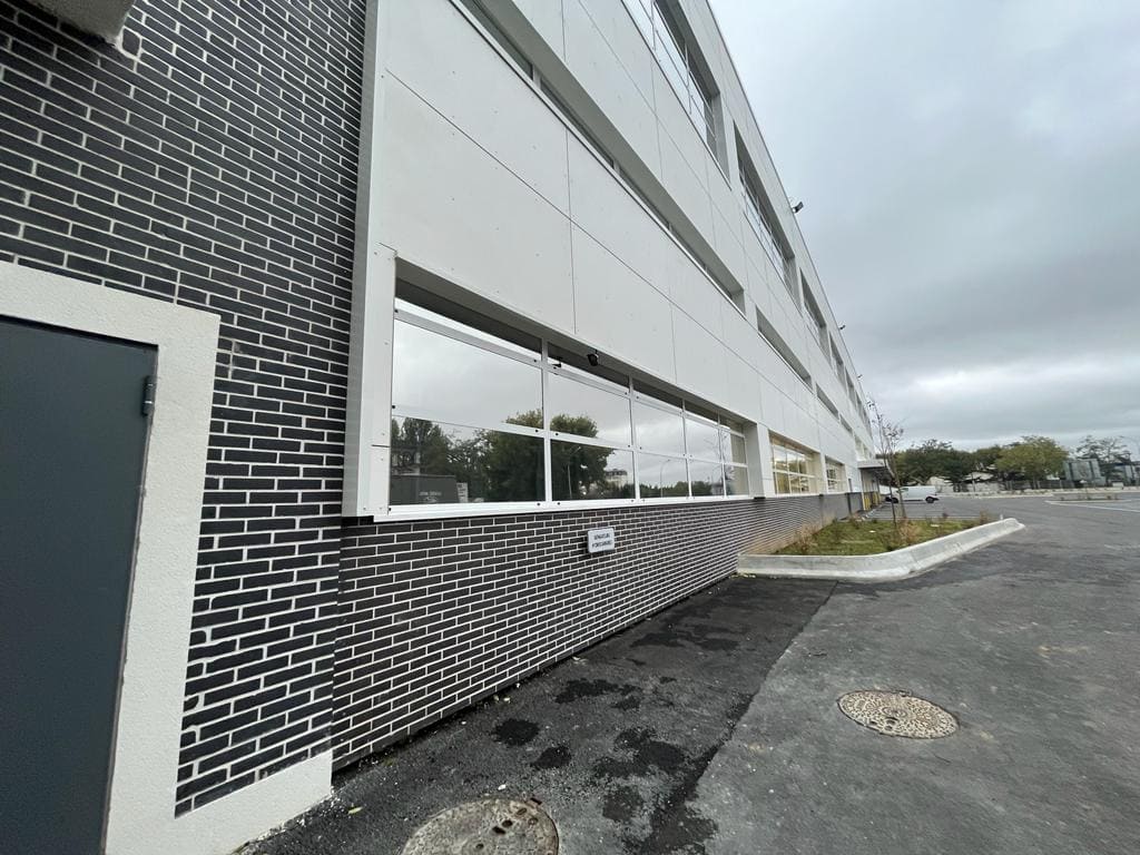 Façade latérale du chantier 68 avenue Louis Roche Gennevilliers 92 - ITE soubassement en cours de pose par les compagnons Mira Façade