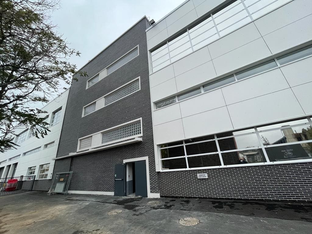 ITE soubassement Gennevilliers - façade principale après travaux du bâtiment professionnel 68 avenue Louis Roche, parement PSE et anciens parements repris par Mira Façade