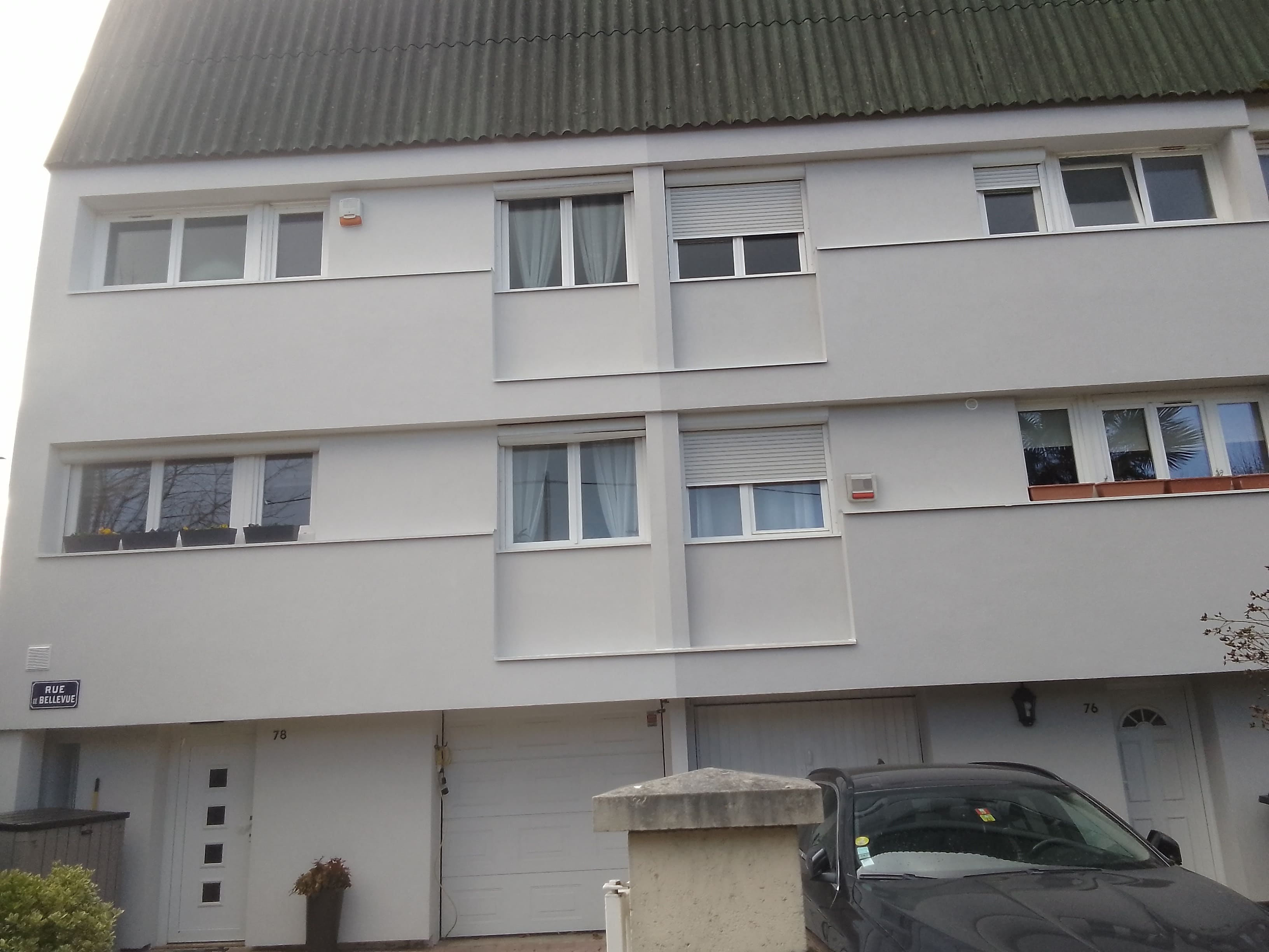 Façade principale terminée après ITE rue de Bellevue Pontault-Combault (77340) — enduit mince gris clair uniforme sur maisons mitoyennes numéros 76 et 78 — Mira Façade