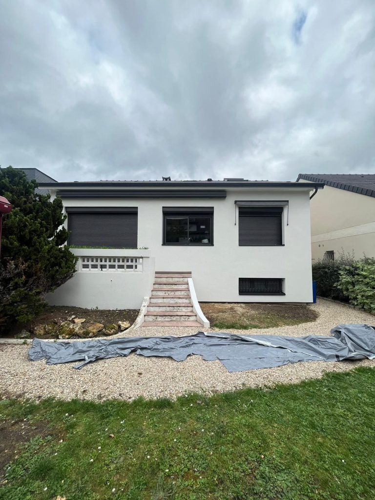 Face arrière façade rénovée ITE STEICO Le Plessis-Trévise 94 avenue du Bois Joli - baie vitrée coulissante aluminium anthracite enduit blanc finition