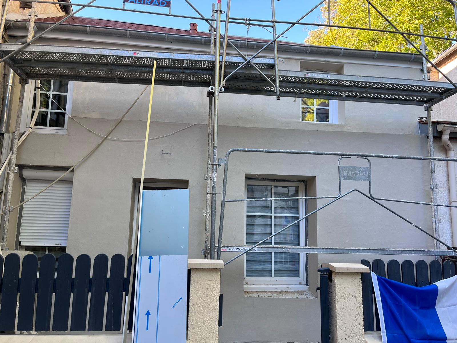 Chantier ITE en cours - enduit de finition appliqué sur laine de roche, Méru 60