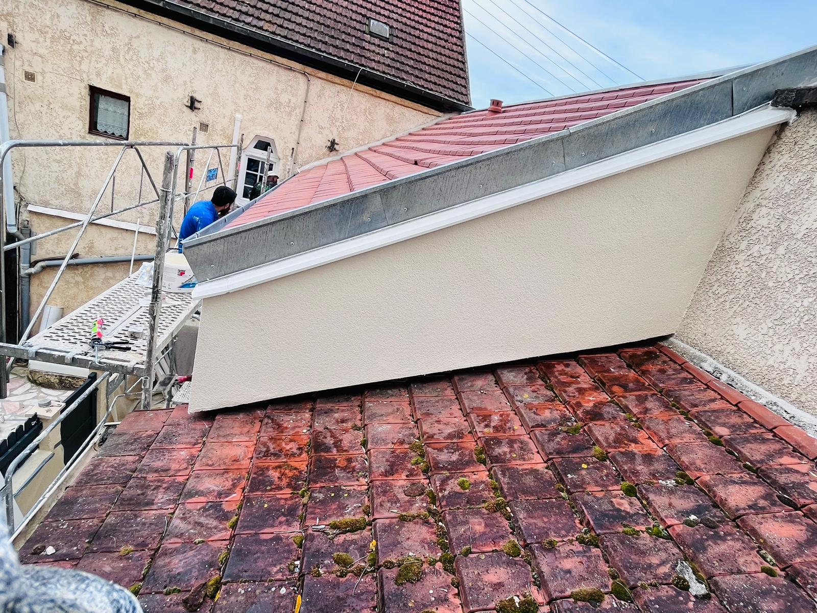 Ouvrier Mira Façade en intervention sur l'ITE - rue Louis Bloquet, Méru