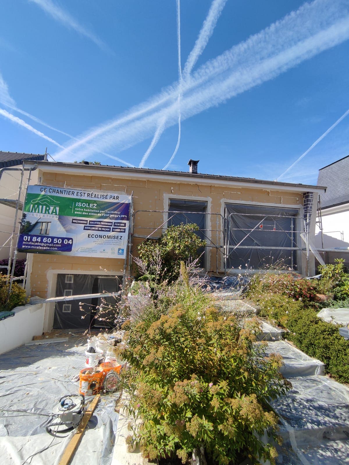 Chantier ITE en cours avenue du Bois Joli Le Plessis-Trévise 94 - pose de l'isolant fibre de bois STEICO L DRY par Mira Façade, échafaudage et panneau de chantier visibles