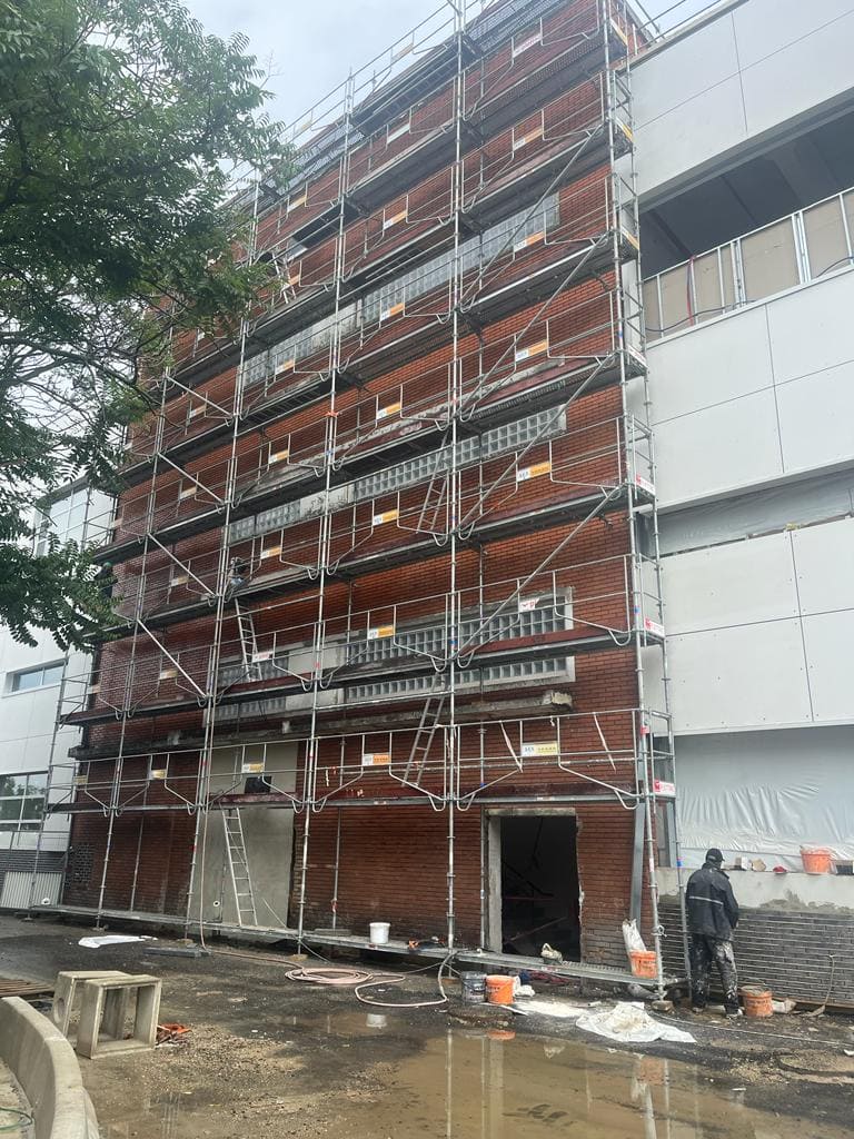 Travaux en cours sur le chantier façade du 68 avenue Louis Roche à Gennevilliers (92) - pose ITE soubassement et parement PSE par Mira Façade