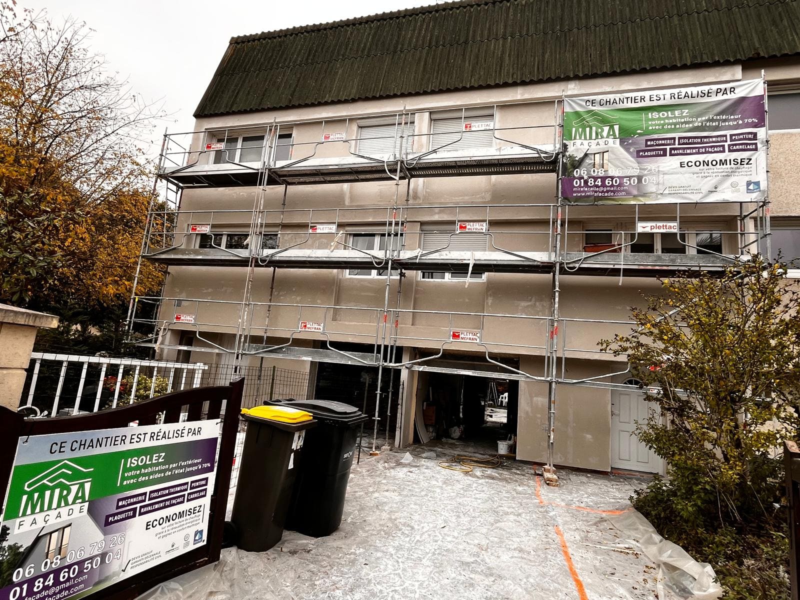 Chantier ITE Mira Façade à Pontault-Combault avec panneau de chantier