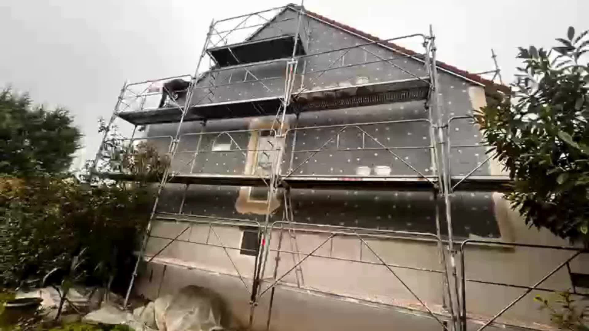 Chantier ITE en cours à Chelles (77) - pose des panneaux PSE sur maison R+1, échafaudages Mira Façade, fixations mécaniques visibles