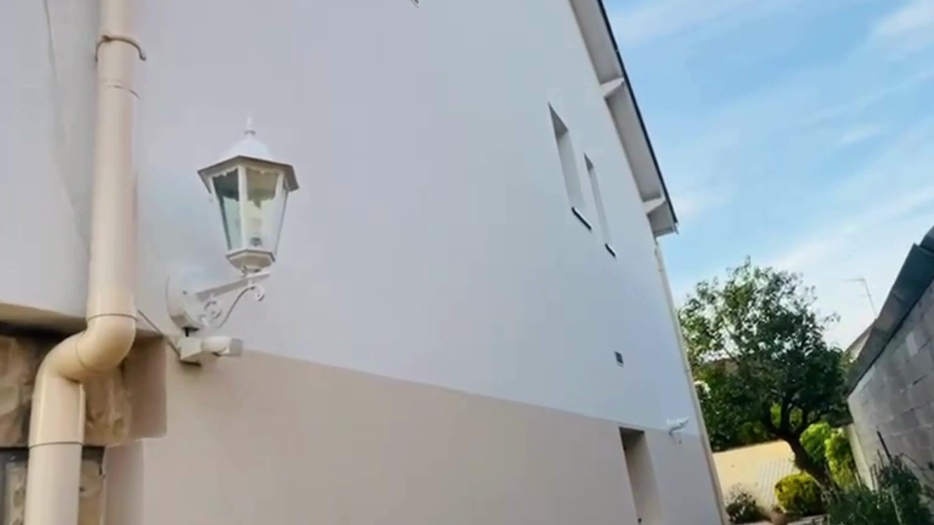 Détail de la rupture deux tons sur la façade ITE de Chelles (77) - blanc en partie haute, beige en soubassement, jonction nette à hauteur de dalle