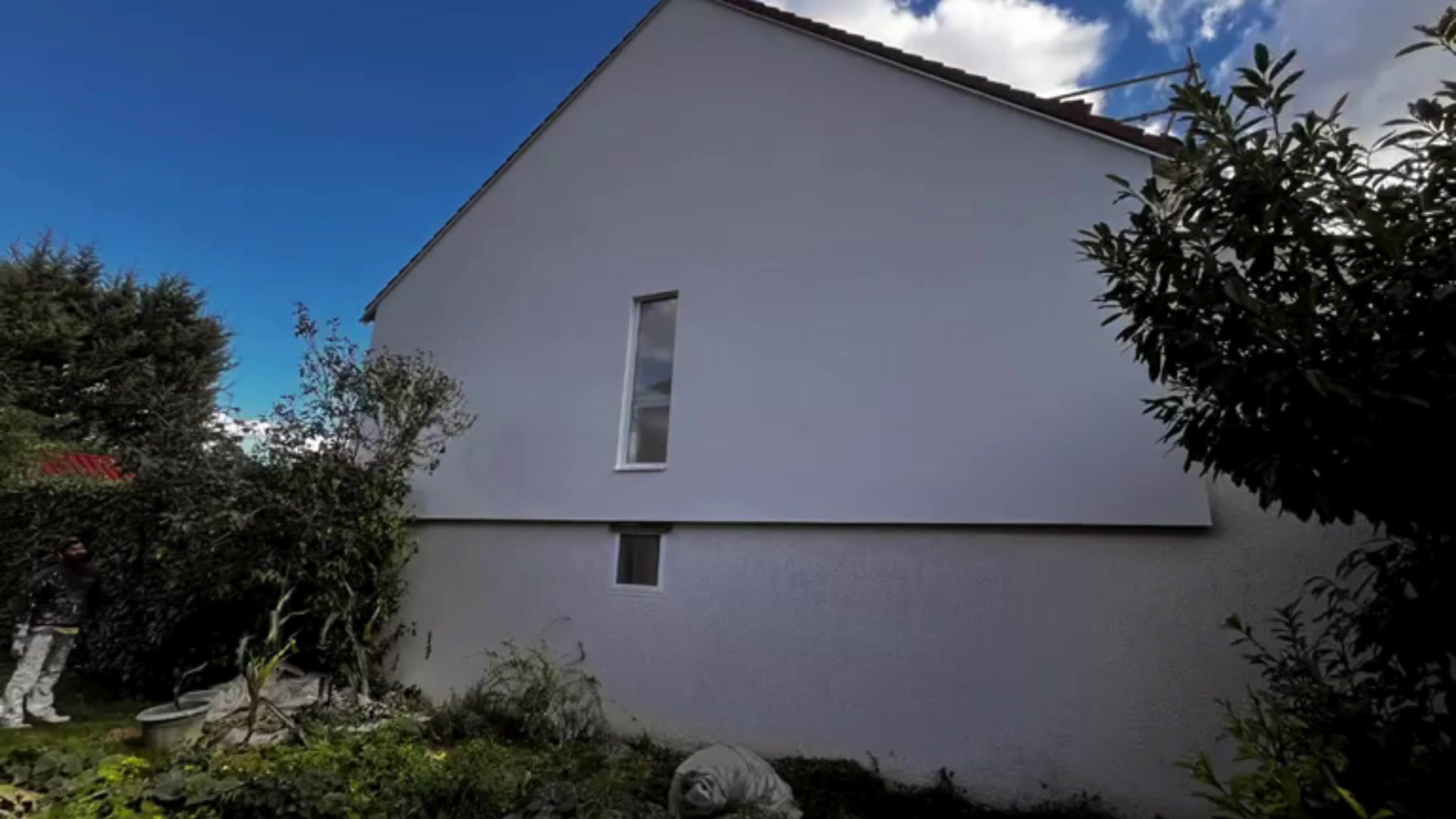 Façade latérale après ITE à Chelles (77) - enduit blanc, menuiseries conservées, résultat propre sur maison R+1 années 70