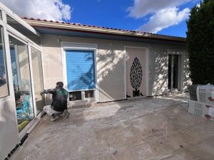 Côté terrasse, derniers gestes au pied du mur.