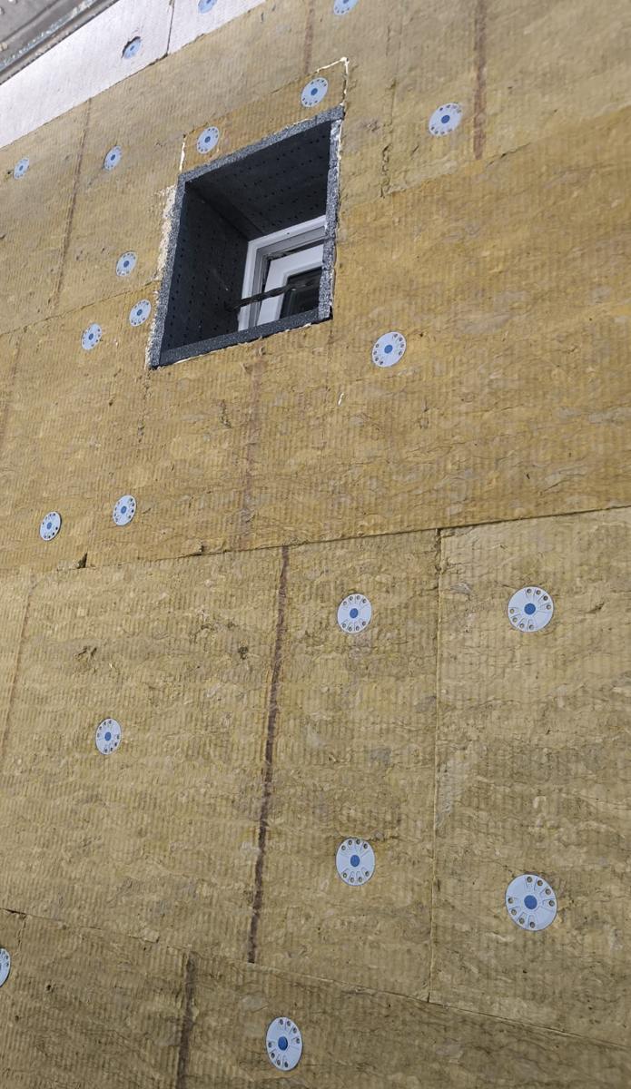 Embrasure de fenêtre isolée en polystyrène graphité dans une ITE à Goussainville (95)