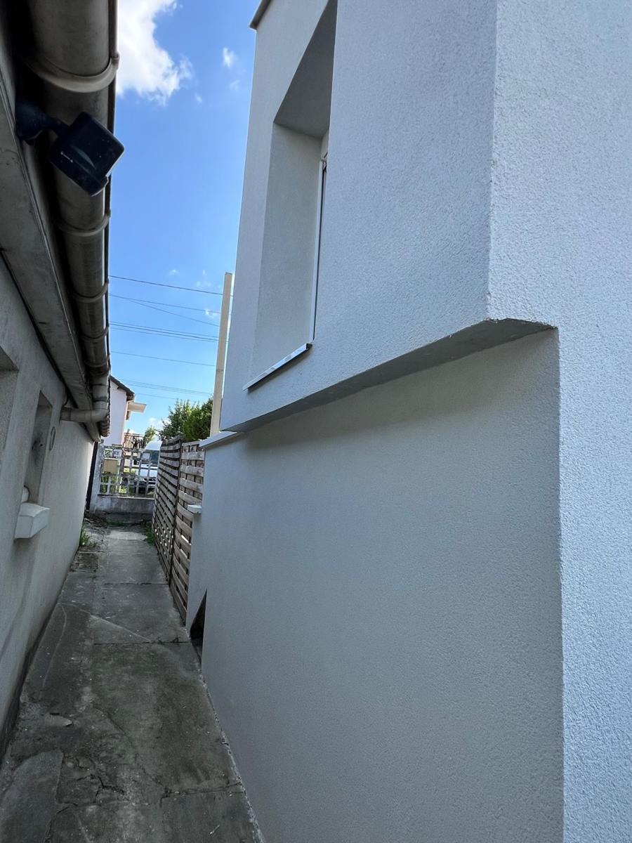 Passage latéral étroit après ITE et enduit fini sur un pavillon de Goussainville, Val-d'Oise