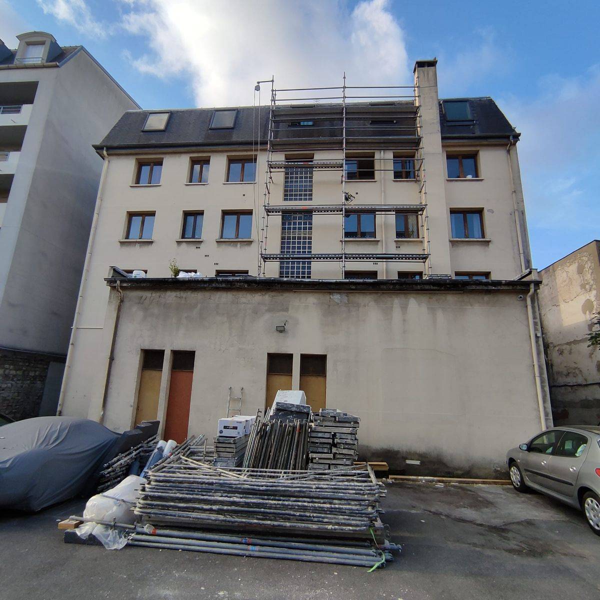 Commerces actifs au rez-de-chaussée pendant le chantier, Alfortville