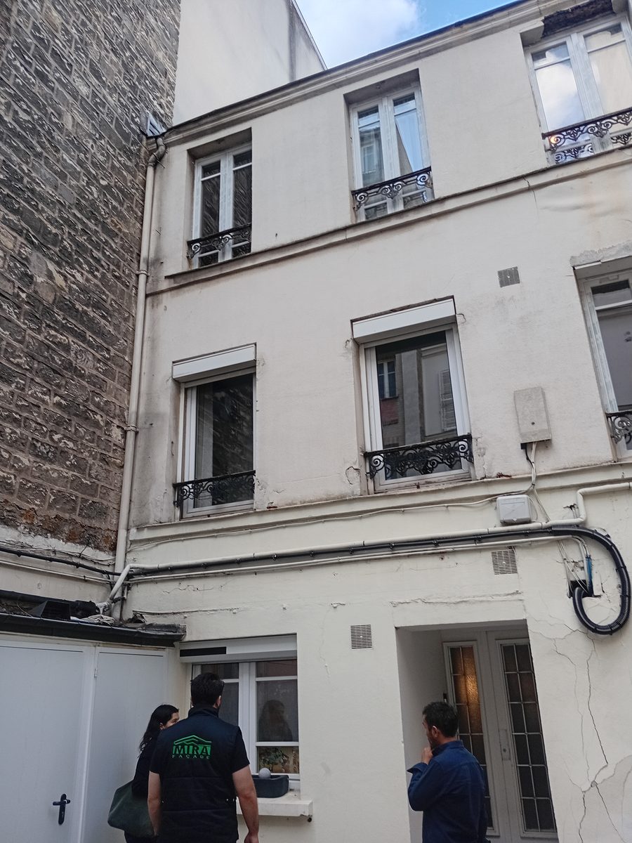 Mur mitoyen en pierre meulière apparente bordant la cour intérieure, immeuble avenue de Saint-Mandé