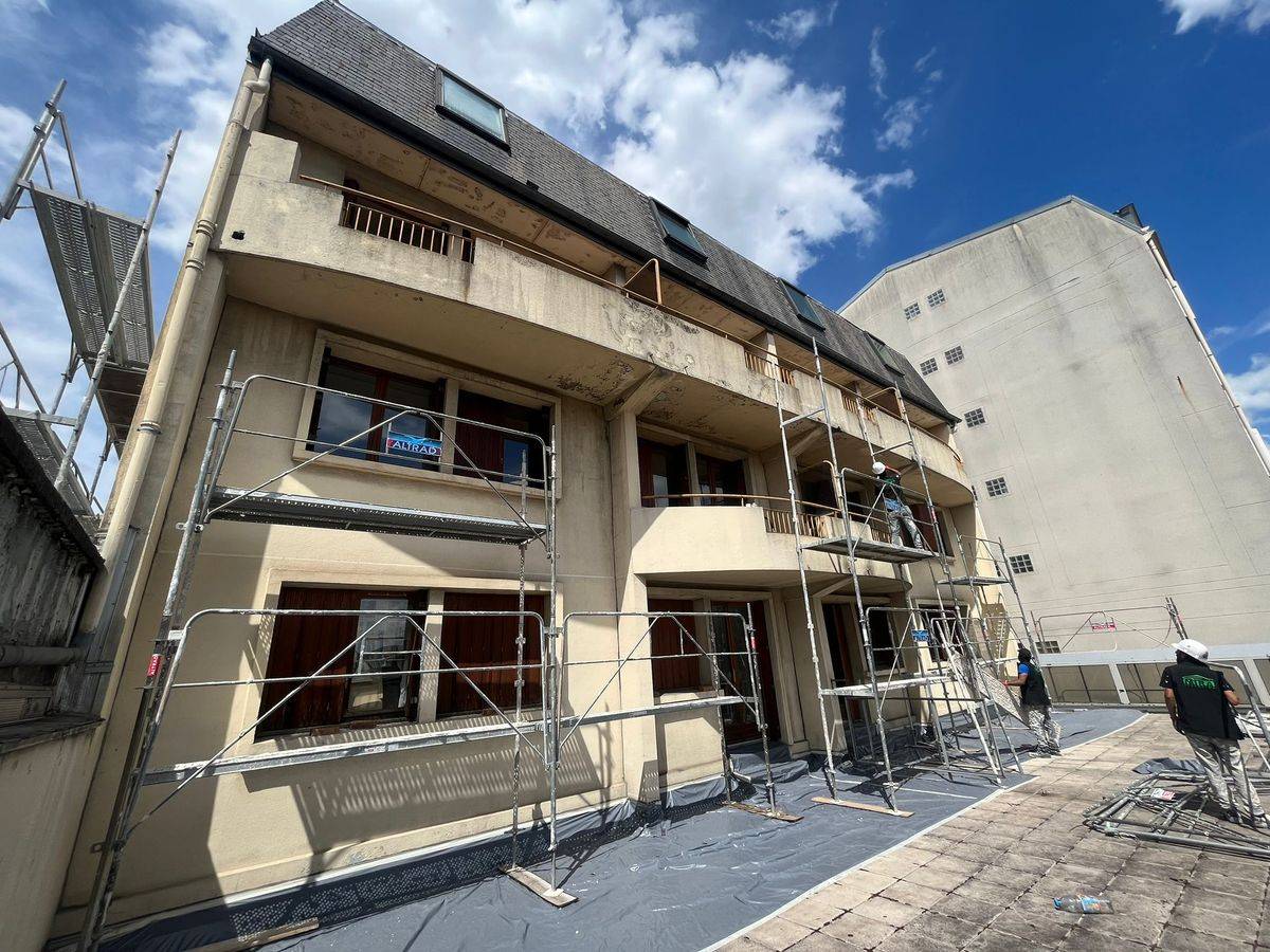 Equipe Mira Façade en intervention sur échafaudage, chantier Alfortville