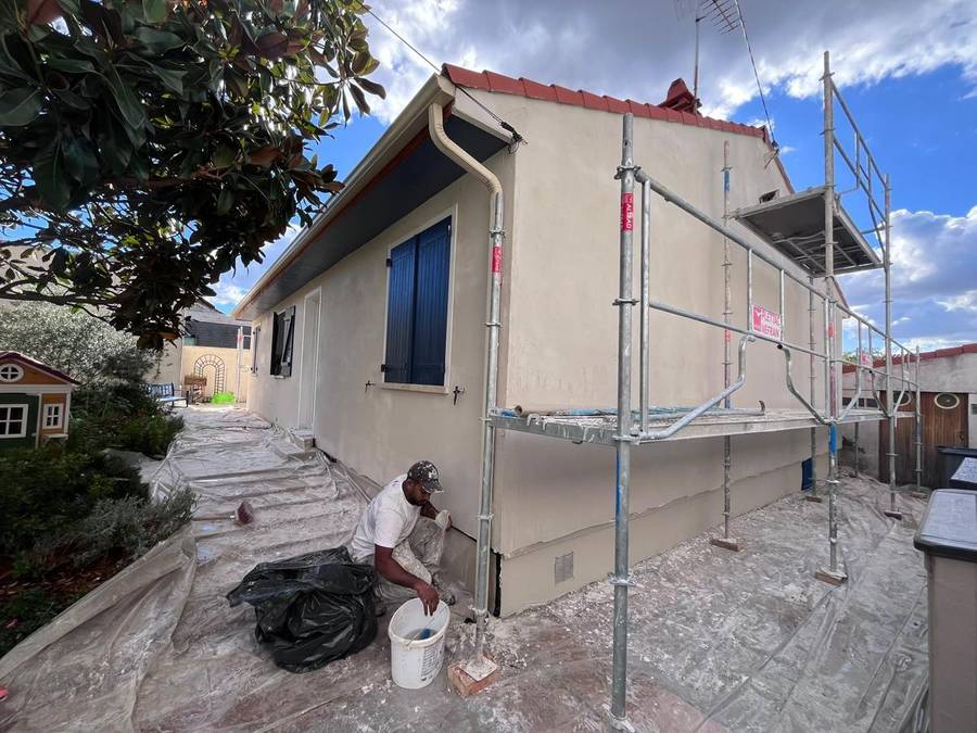 Ravalement façade Villeparisis : pavillon sur échafaudage, compagnon Mira Façade au travail