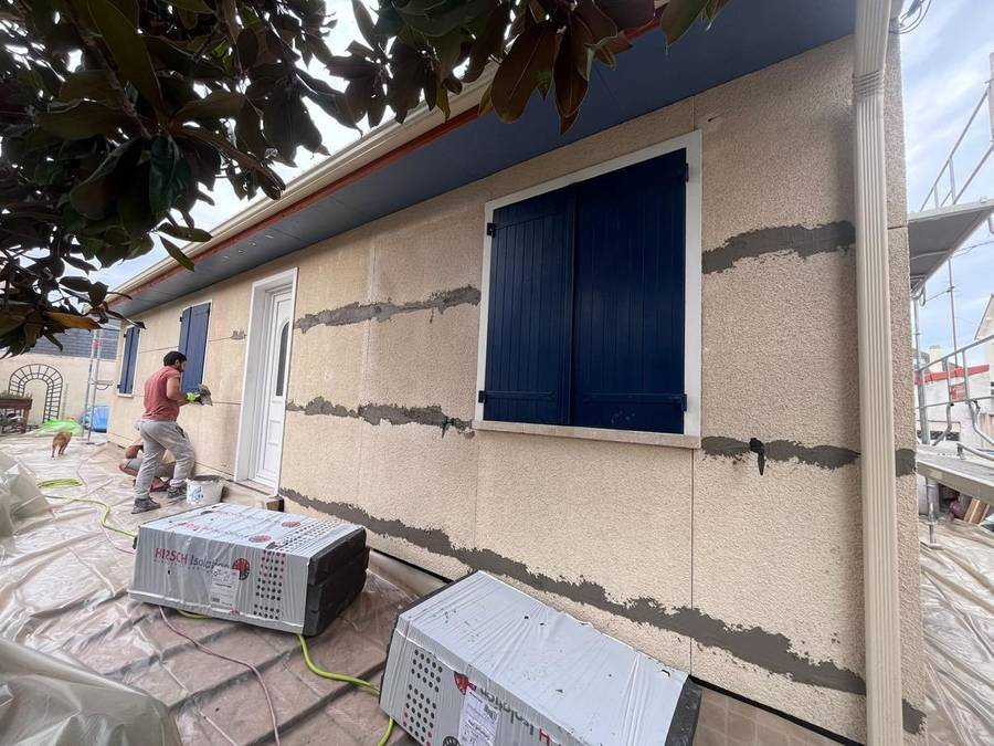 Reprise des fissures en bandes sur la façade d'un pavillon à Villeparisis, volets bleus